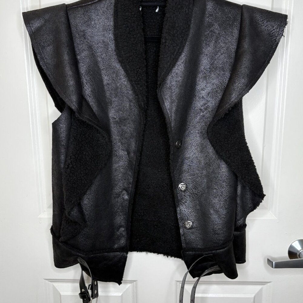 Bold & Textured: Black Sherpa-Lined Faux Leather Vest - Picture 2 of 7